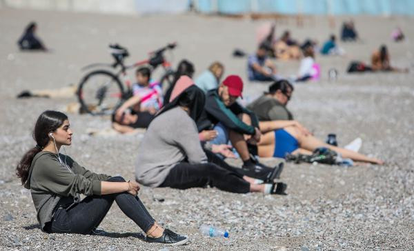 Antalya sahilinde vatandaş koronavirüs dinlemedi