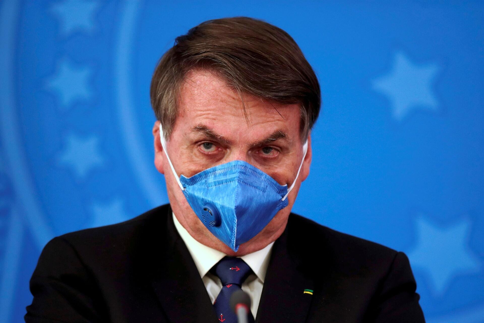 Brezilya Devlet Başkanı ''basit bir grip'' dedi maske taktı !