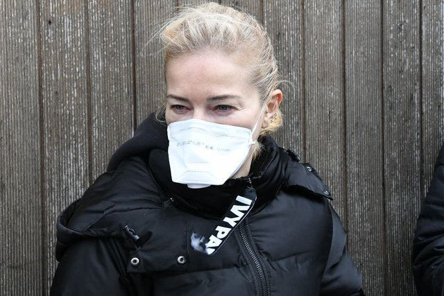 Burcu Esmersoy'dan eldiven ve maskeli önlem