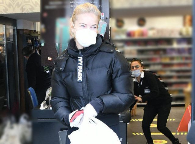 Burcu Esmersoy'dan eldiven ve maskeli önlem