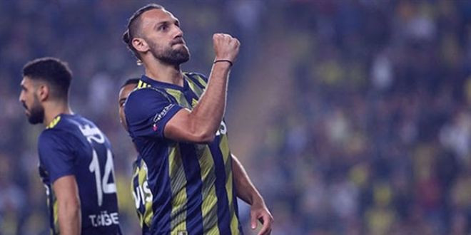 Fenerbahçe transferde ikiye bölündü!
