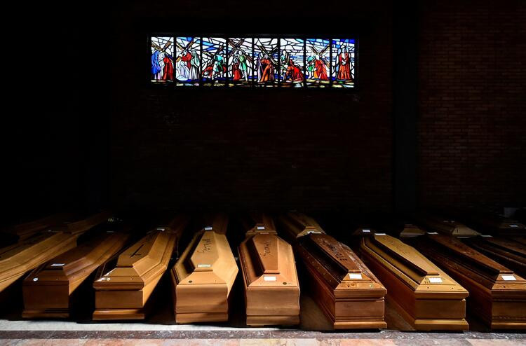 İtalya'da cenaze törenleri yasaklandı