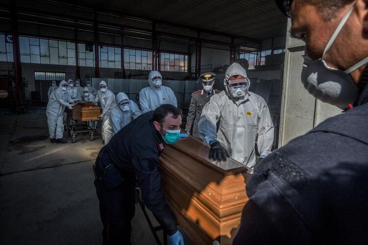 İtalya'da cenaze törenleri yasaklandı