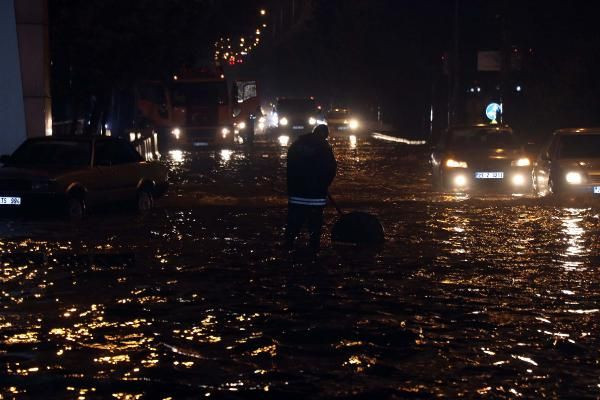 Sağanak yağış araçları yuttu