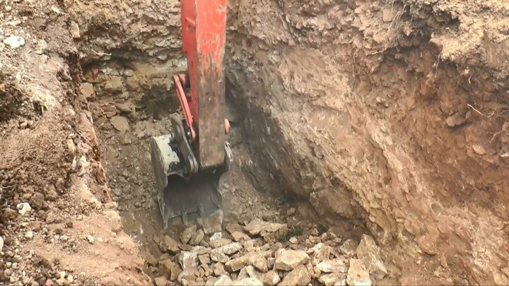 Kendini yer altında yaptığı sığınağa kapattı