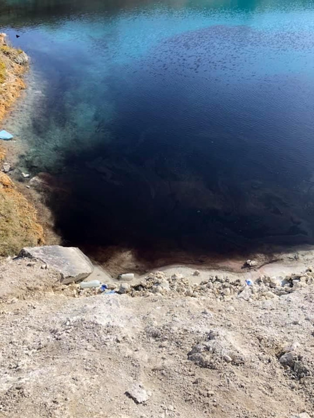 Koronavirüs bunu da yaptırdı! Mavi Göl'ü siyaha boyadılar