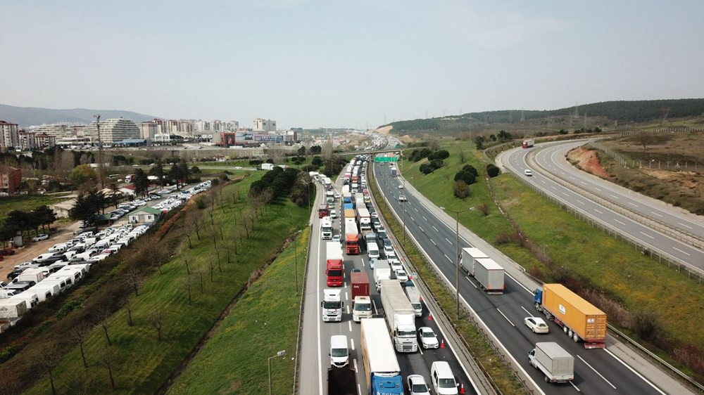 İstanbul giriş ve çıkışlarında kilometrelerce koronavirüs kuyruğu