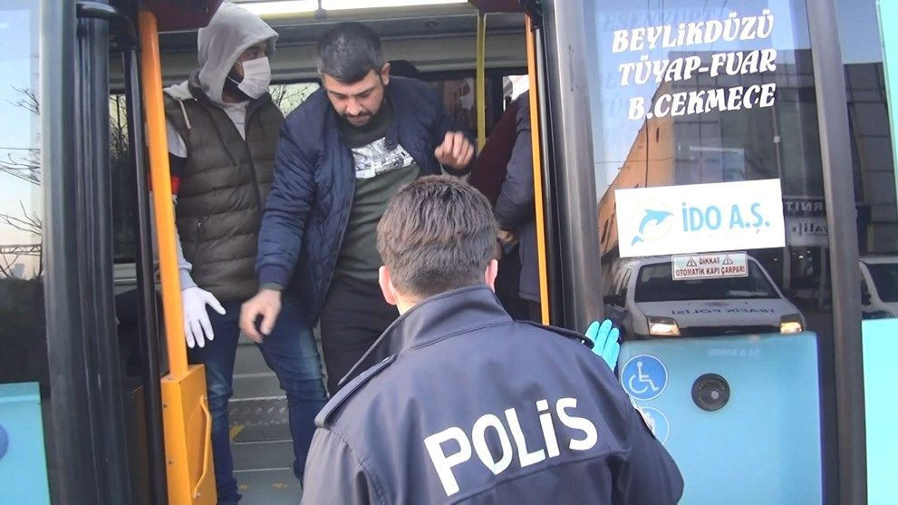 Esenyurtta şaşırtan görüntü! Minibüs durduruldu para cezası kesildi