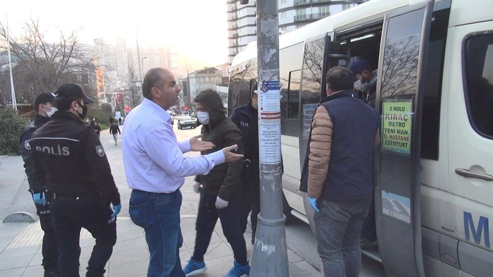 Esenyurtta şaşırtan görüntü! Minibüs durduruldu para cezası kesildi