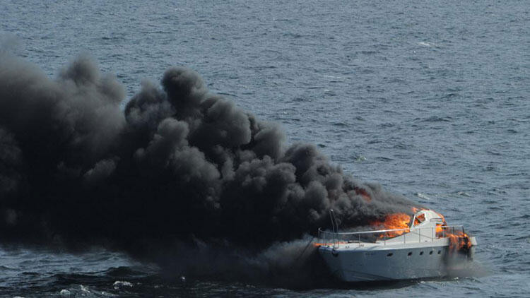 Silivri'deki yat yangınına ABD savaş gemisi müdahale etmiş