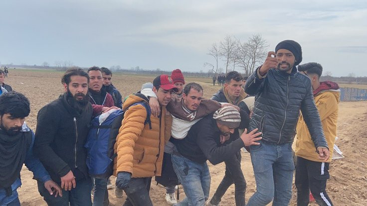 Edirne'de mültecilere milletvekillerinin gözü önünde ateş açıldı