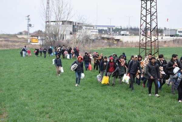 Yunan polisi mültecilere ateş açtı: 1 ölü, 5 yaralı - Resim : 4