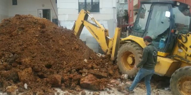 İstanbul'dabir işçi göçük altında kaldı