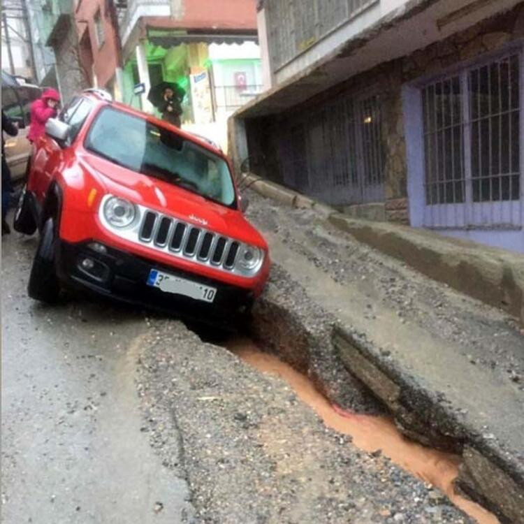İzmir'de yağmurda asfalt çöktü ! Araçlar çukura düştü