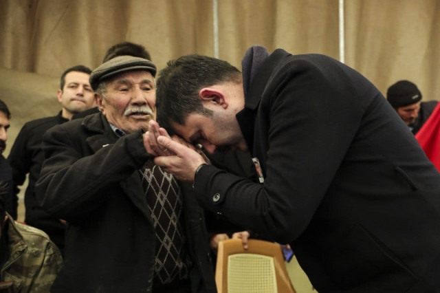 Şehit babasından Bakan Kurum'a: Ayakkabılarım çamurlu araba mahvolmasın - Resim : 1