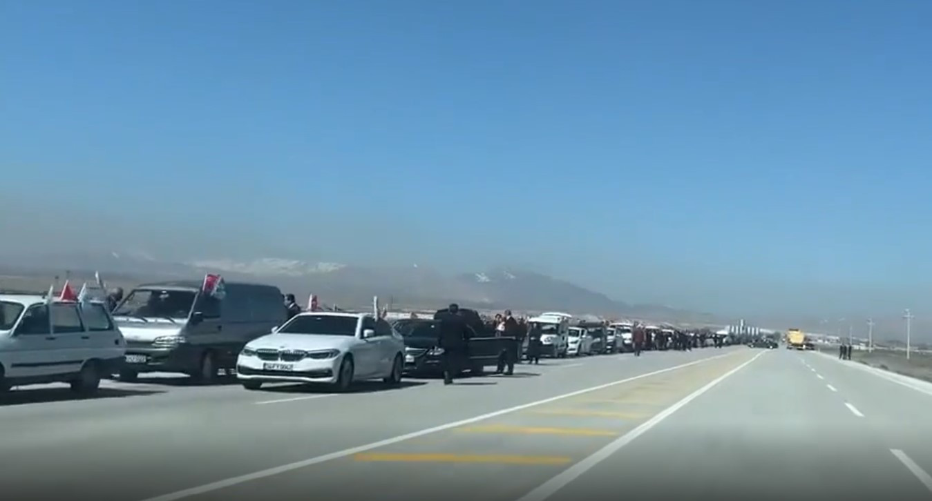 Davutoğlu'ndan yüzlerce araçlık konvoyla gövde gösterisi