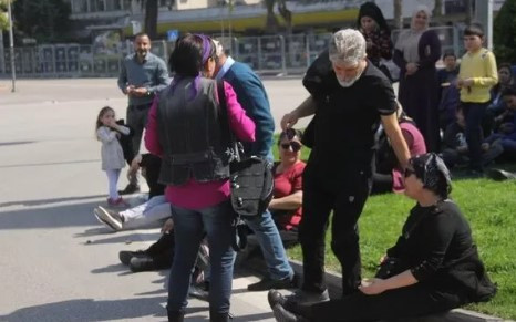 Adana'da kadınlar erkekleri 8 Mart mitinginden kovdu