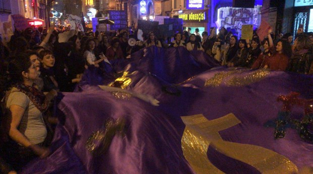 Taksim'de yürüyen kadınlara müdahale: 34 gözaltı!