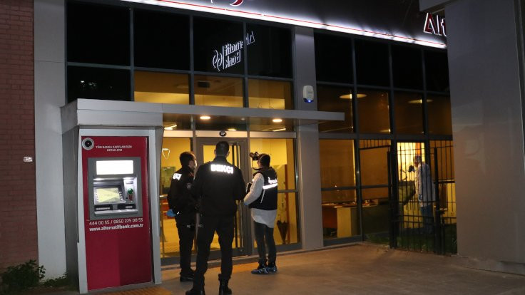 İzmir'de banka şubesine soygun girişimi