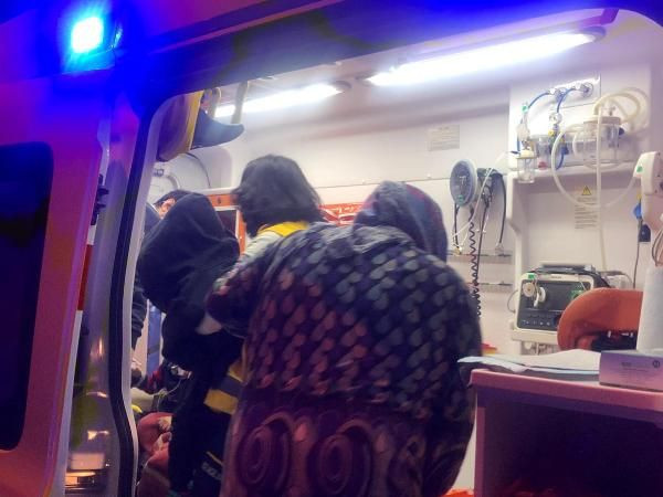 Anne ve 3 çocuğu yangından son anda kurtarıldı