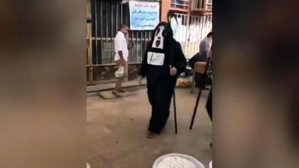 İran'da inanılmaz görüntüler! Azrail kıyafetleriyle gezdiler!