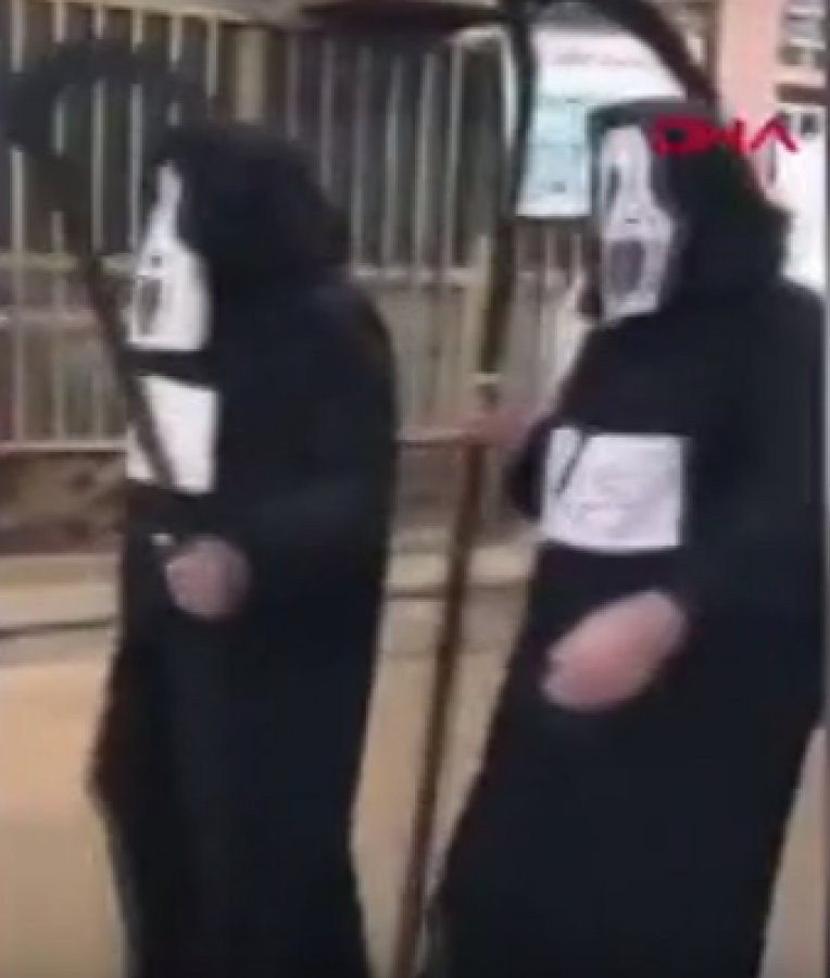 İran'da inanılmaz görüntüler! Azrail kıyafetleriyle gezdiler!