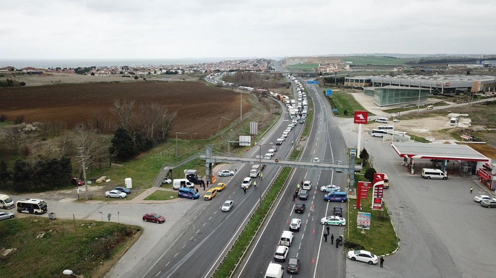 İstanbul'a giriş-çıkışta kilometrelerce kuyruk oluştu