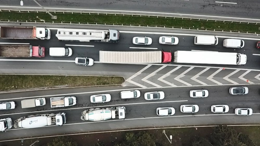 İstanbul'a giriş-çıkışta kilometrelerce kuyruk oluştu