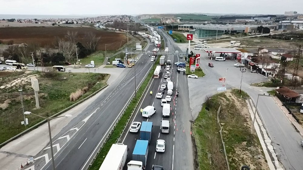 İstanbul'a giriş-çıkışta kilometrelerce kuyruk oluştu
