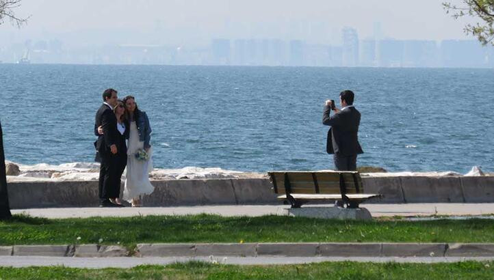 Sahilde nikah öncesi ''sosyal mesafesiz'' hatıra fotoğrafı