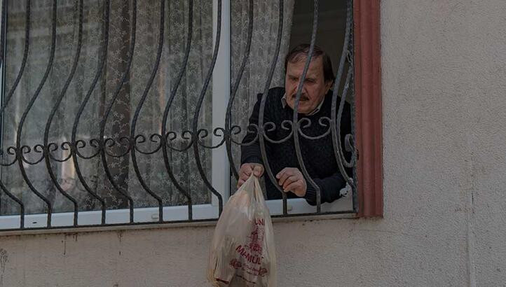 Üsküdar'da sokak sokak dolaşarak ekmek sattılar