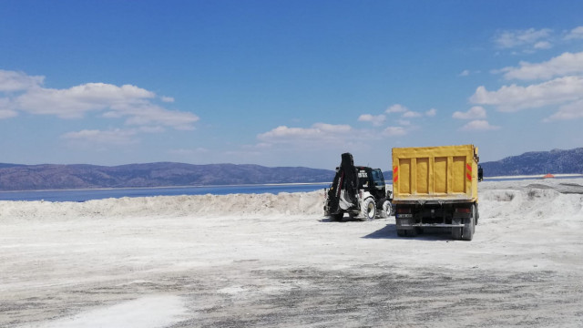 İş makineleri Salda Gölü'ne girdi!