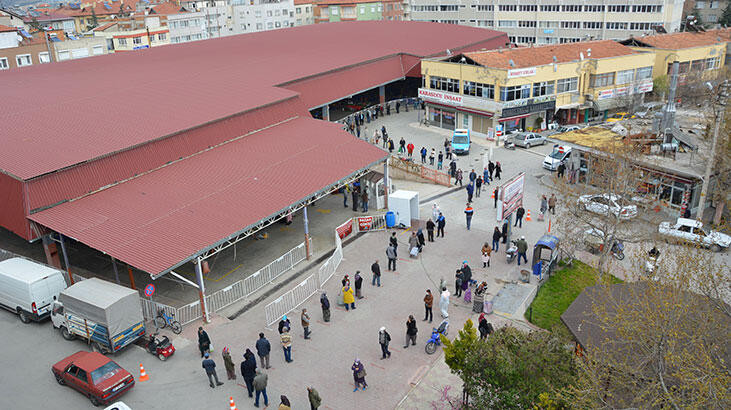 Antalya'da semt pazarında 1 kilometrelik kuyruk