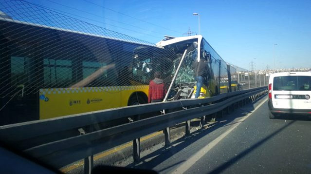 İstanbul'da metrobüs kazası! Kafa kafaya çarpıştılar - Resim : 1