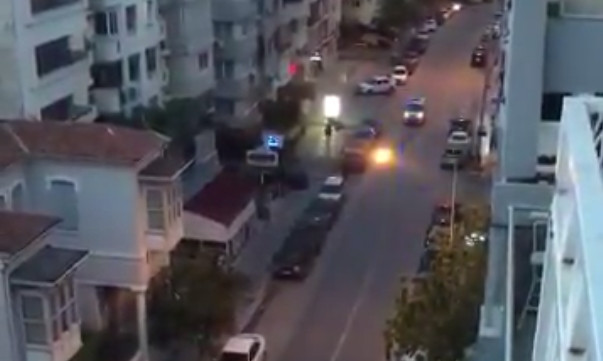 Polis aracı İzmir sokaklarında böyle gezdi