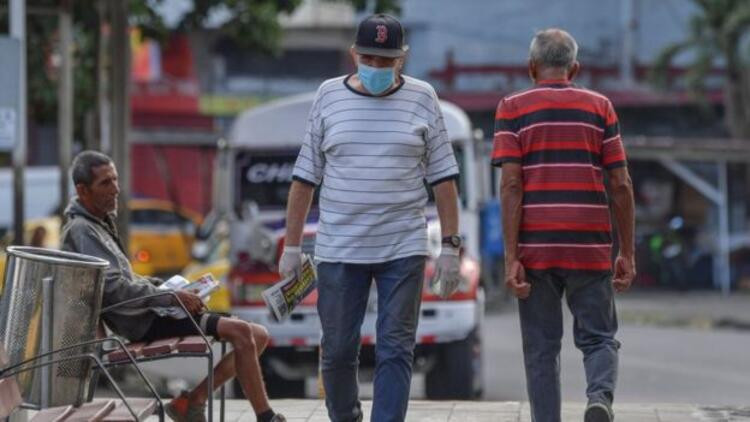 Koronavirüse karşı sıradışı öneri: Şık giyin, makyaj yap, eşini rahatsız etme