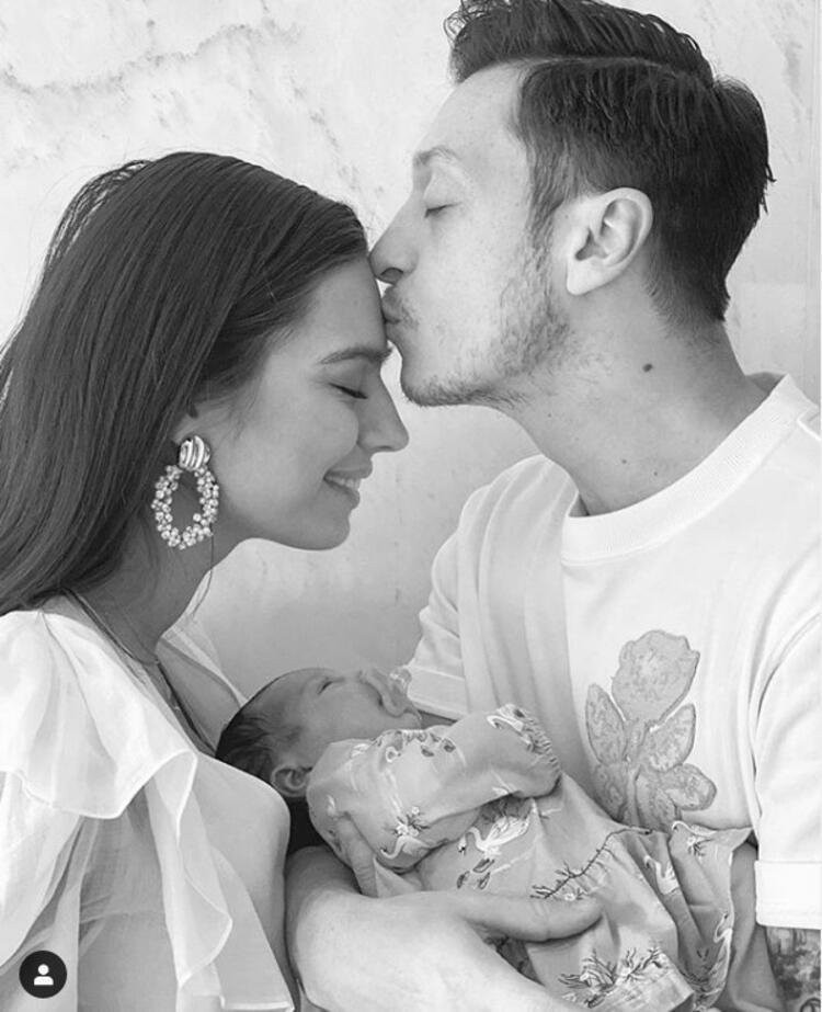 Mesut Özil'den Amine Gülşe'ye 80 milyonluk doğum hediyesi!