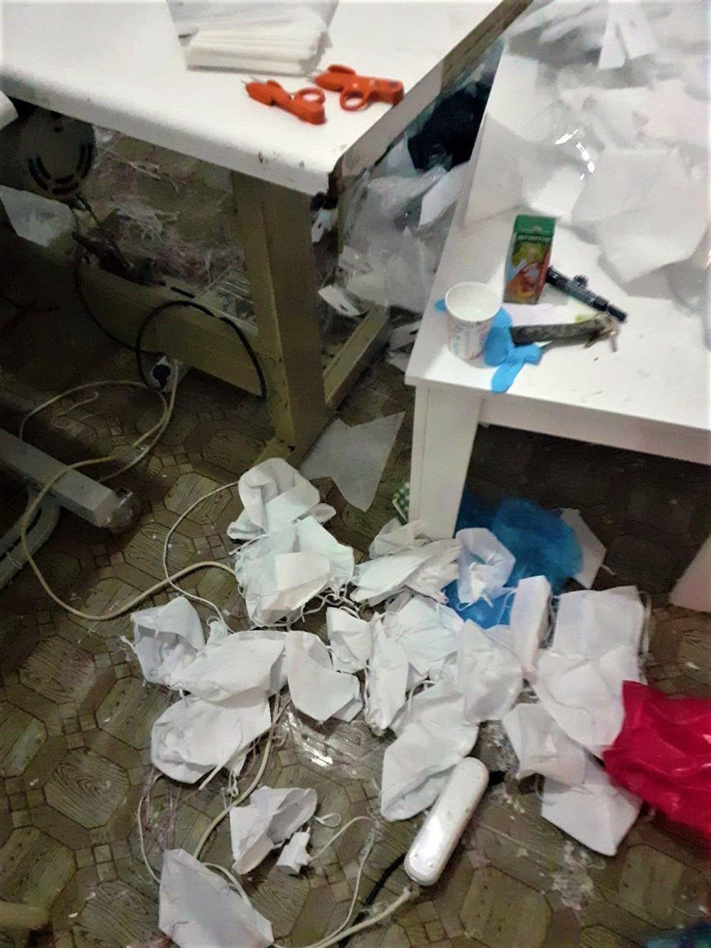 Merdiven altı maske üreticisi pes dedirtti!