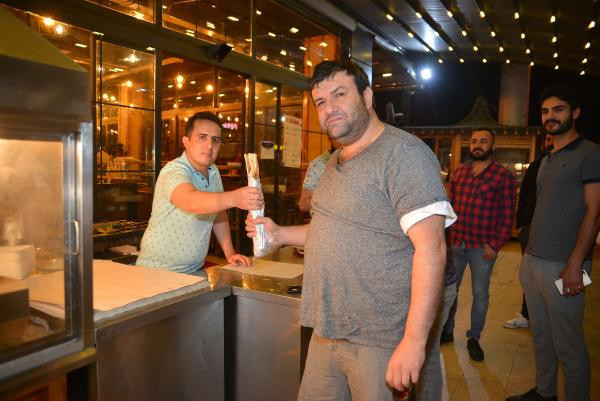 Sokağa çıkma yasağı biter bitmez soluğu orada aldılar