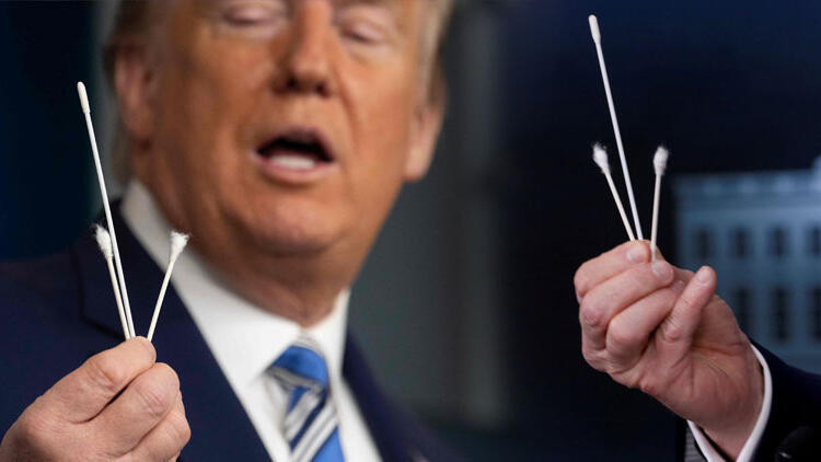 Trump'ın basın toplantısında ilginç anlar! Cebinden çıkarıp gösterdi