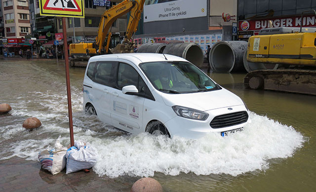 Kadıköy'de su borusu patladı, caddeler göle döndü!