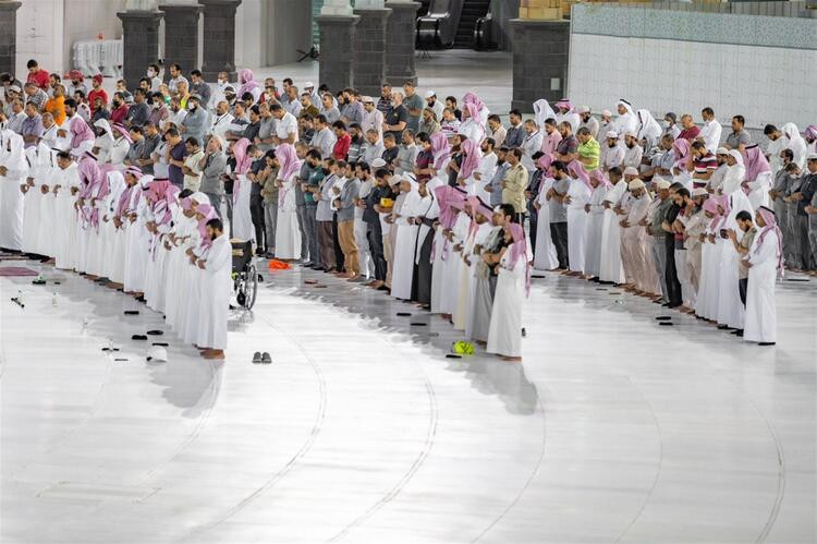 Kabe'den tarihi görüntü! İlk teravih namazı böyle kılındı - Haber3