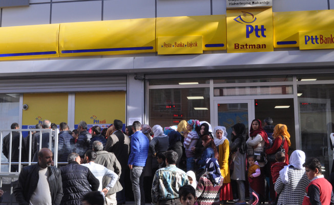 PTT önündeki insan kuyruğu devam ediyor