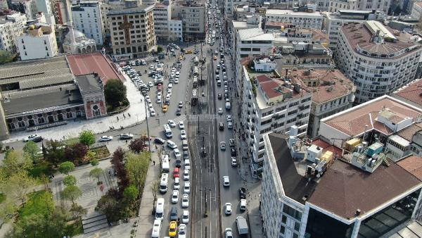 Eminönü ve Karaköy'deki yoğunluk böyle görüntülendi