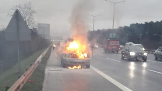 TEM'de kabus dakikaları! Otomobil alev alev yandı