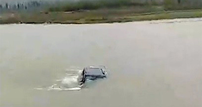 İnanılmaz görüntü! Otomobili kaldırıp nehre attılar