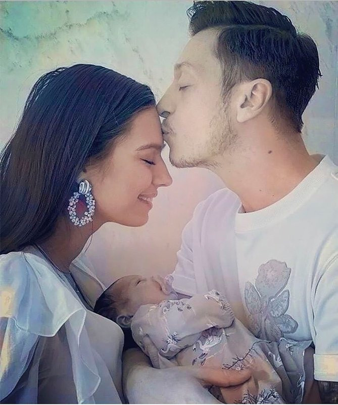 Mesut Özil'den yeni doğan bebeği Eda için milyonluk ...