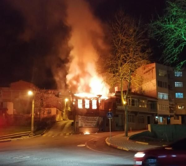 Tarihi ahşap bina çıkan yangında kül oldu