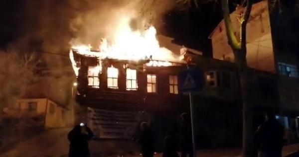 Tarihi ahşap bina çıkan yangında kül oldu