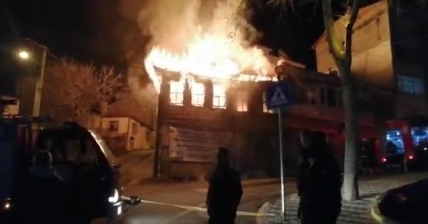 Tarihi ahşap bina çıkan yangında kül oldu